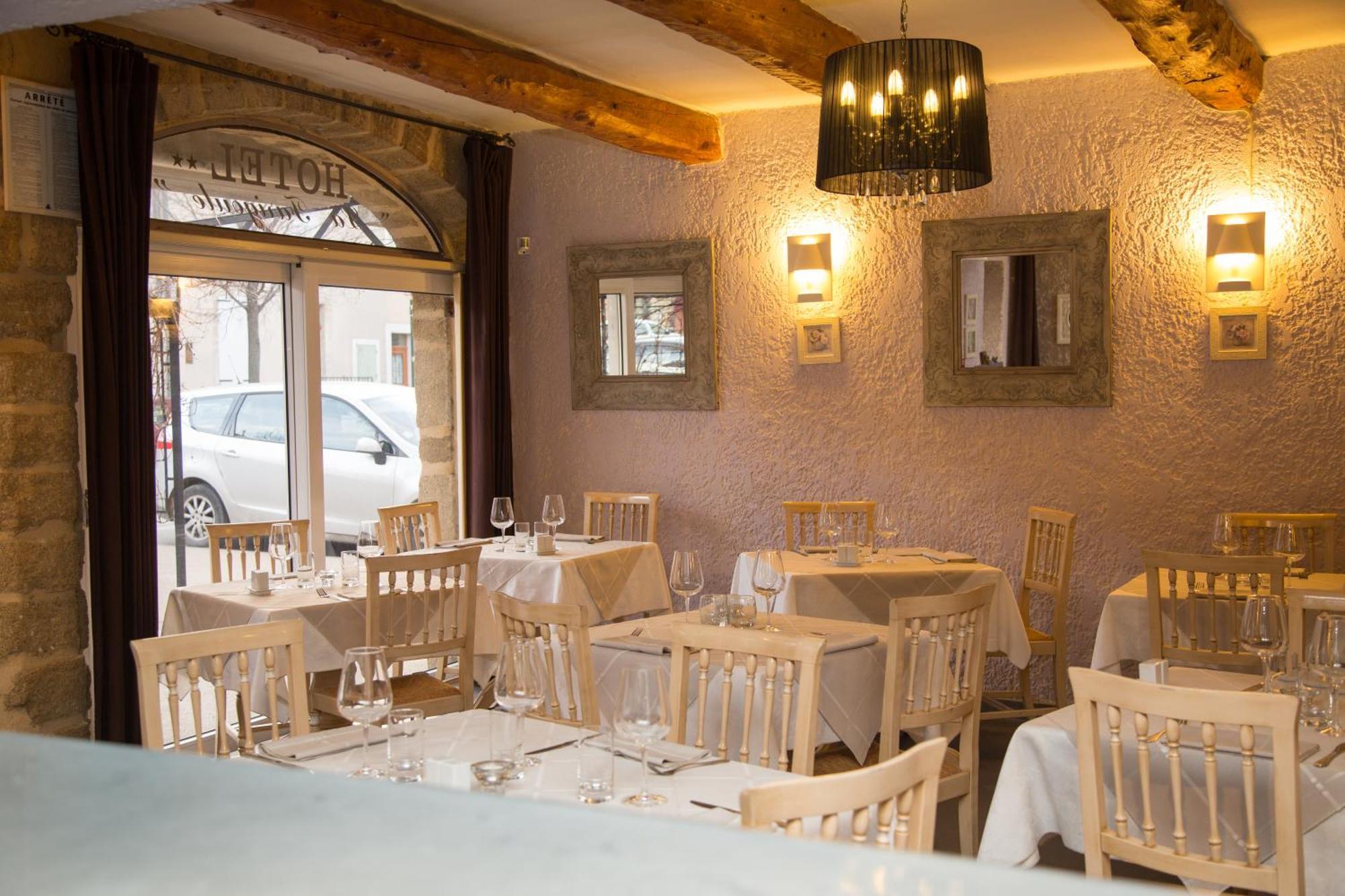 Logis Hotel Restaurant La Farigoule Sainte-Cécile-les-Vignes Dış mekan fotoğraf