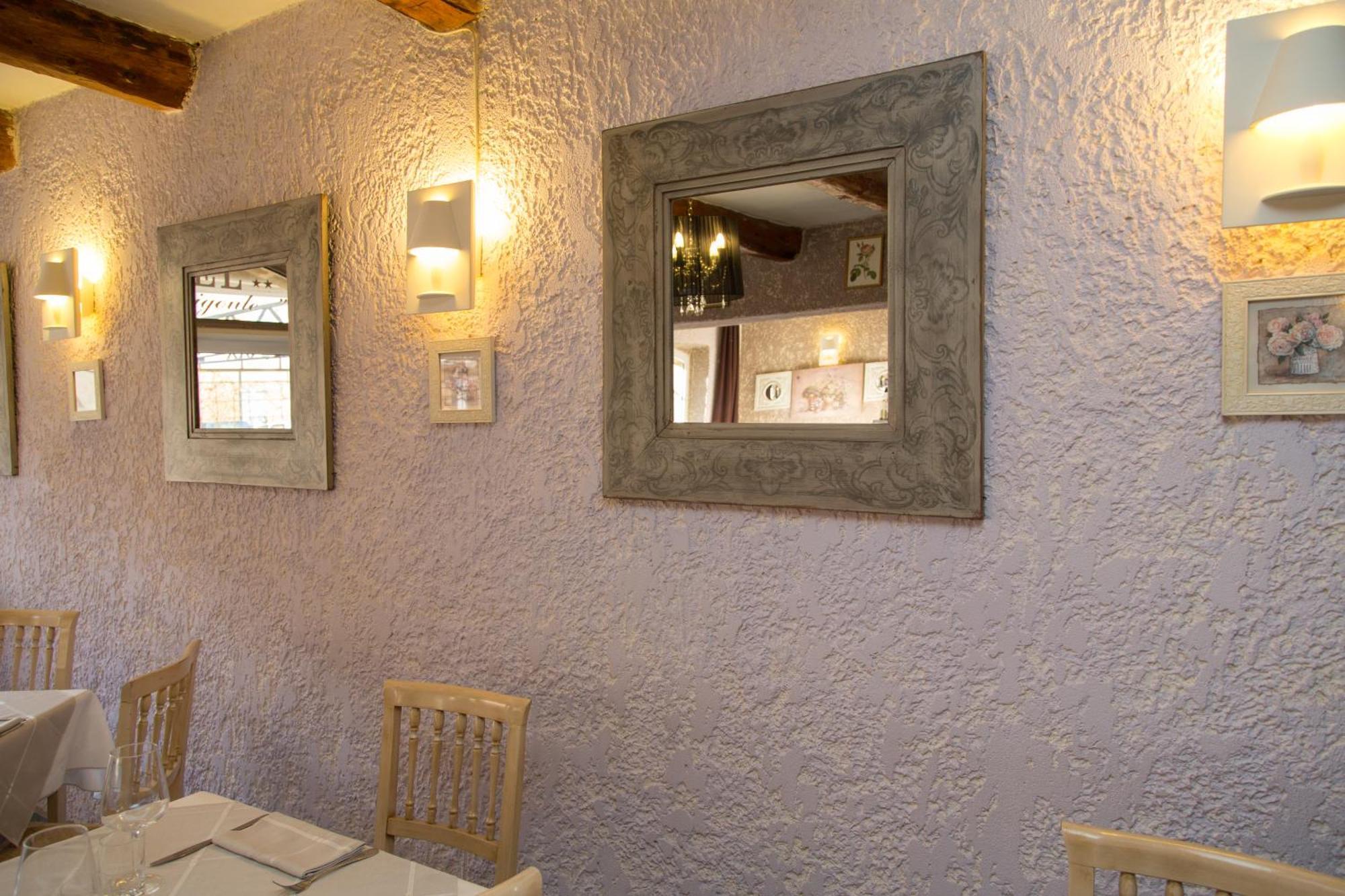Logis Hotel Restaurant La Farigoule Sainte-Cécile-les-Vignes Dış mekan fotoğraf
