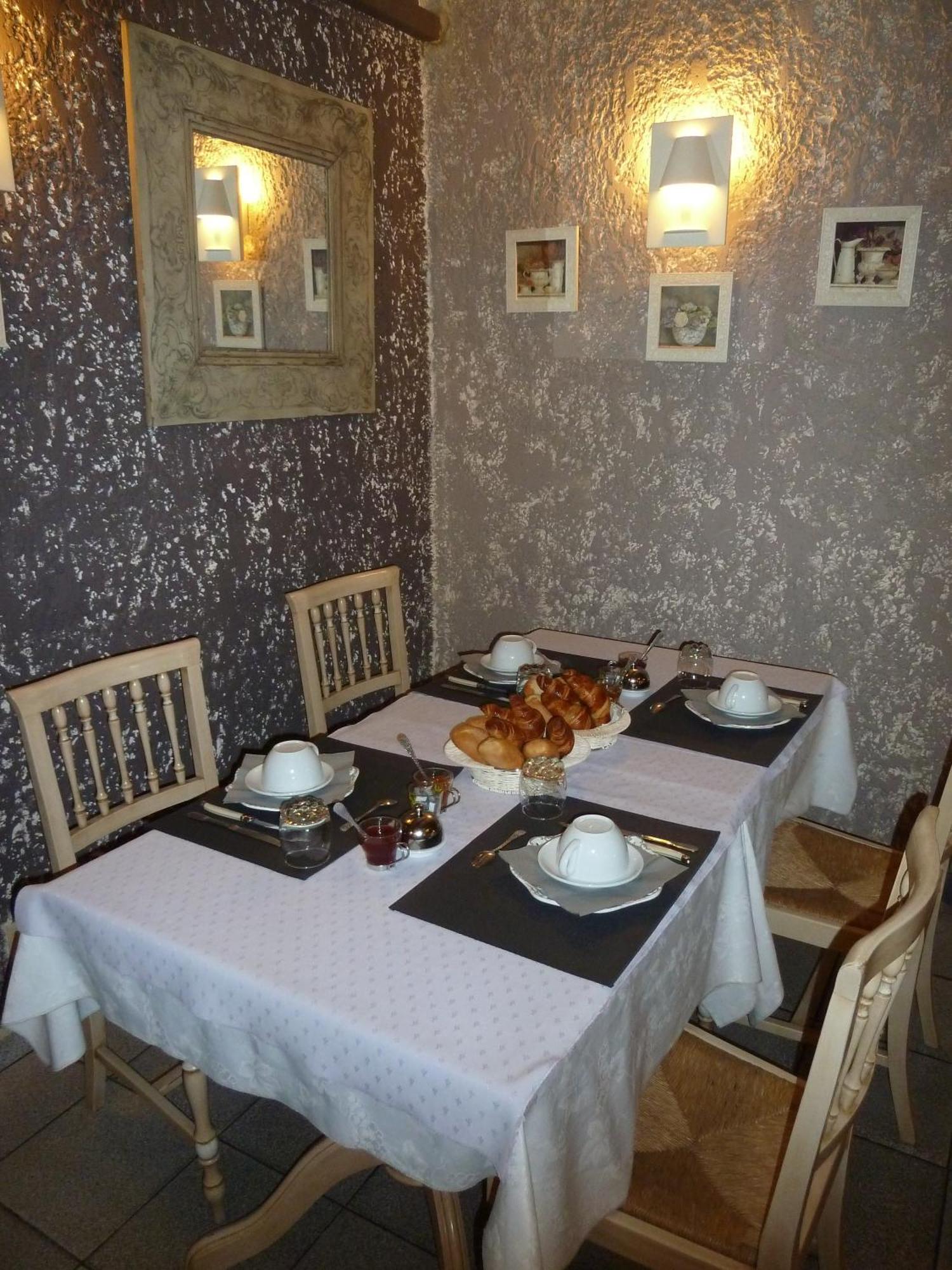 Logis Hotel Restaurant La Farigoule Sainte-Cécile-les-Vignes Dış mekan fotoğraf
