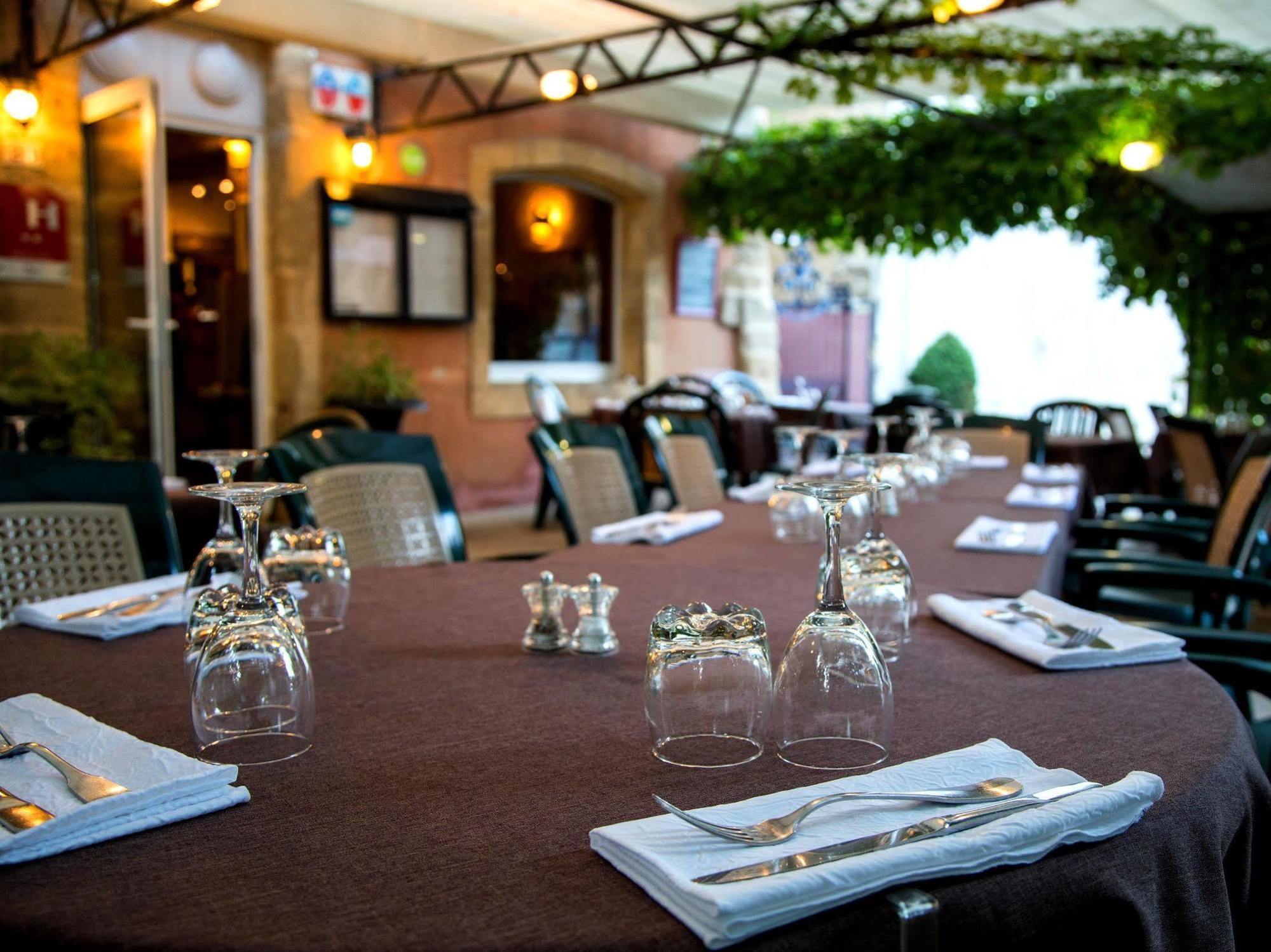 Logis Hotel Restaurant La Farigoule Sainte-Cécile-les-Vignes Dış mekan fotoğraf