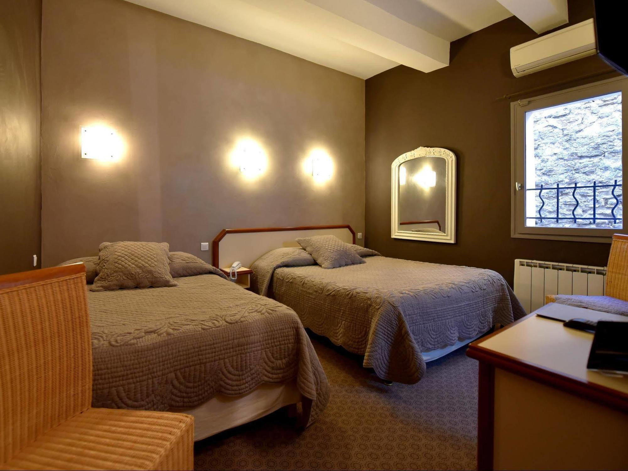 Logis Hotel Restaurant La Farigoule Sainte-Cécile-les-Vignes Dış mekan fotoğraf