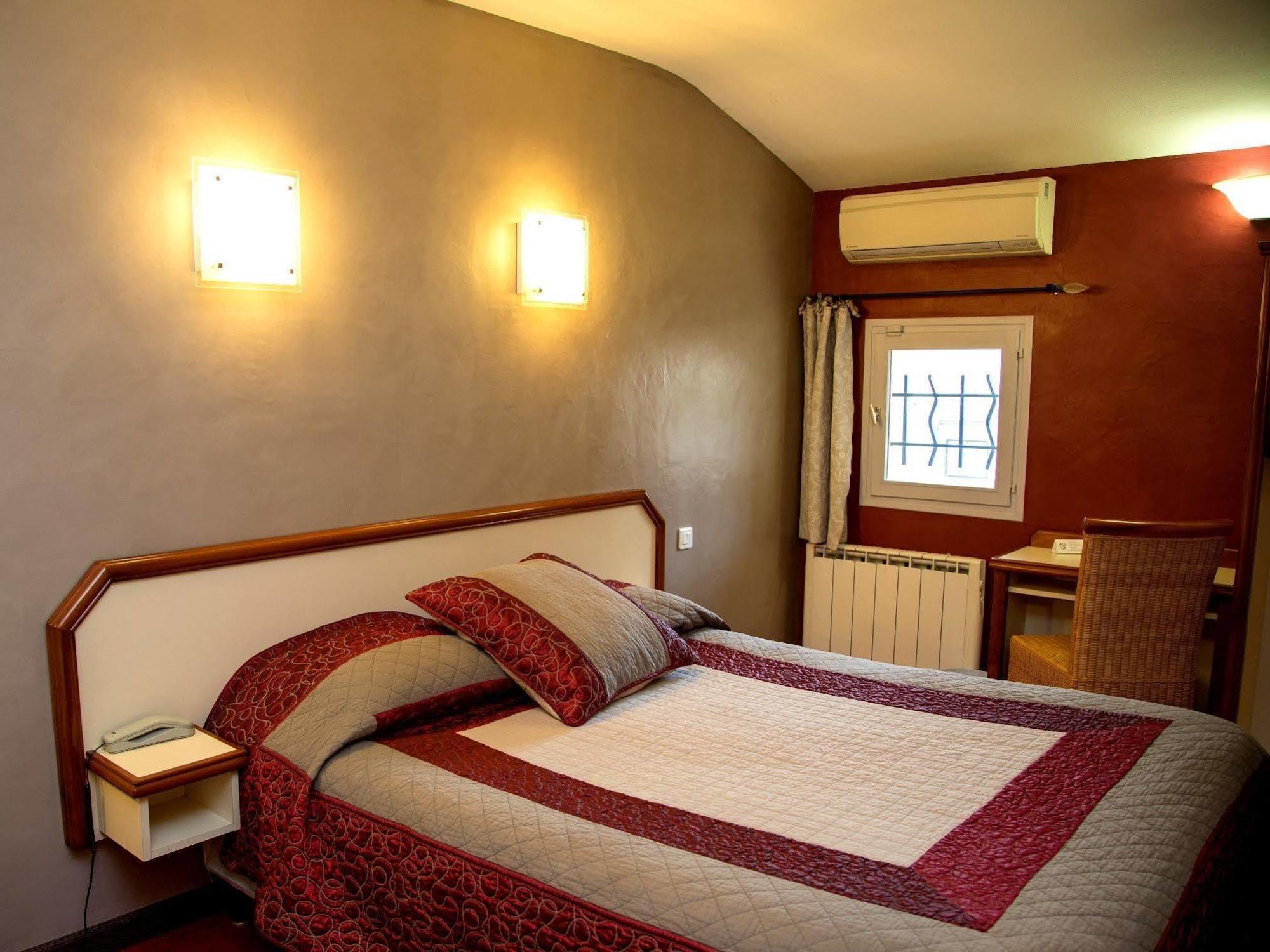 Logis Hotel Restaurant La Farigoule Sainte-Cécile-les-Vignes Dış mekan fotoğraf
