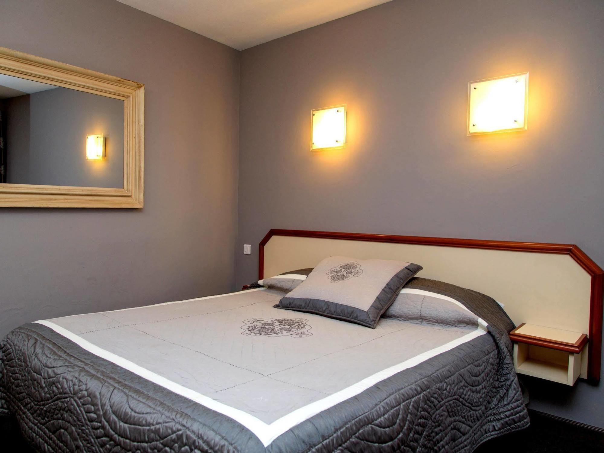 Logis Hotel Restaurant La Farigoule Sainte-Cécile-les-Vignes Dış mekan fotoğraf